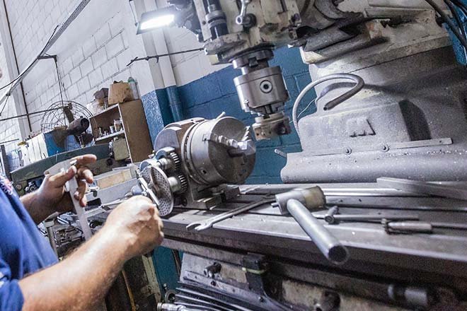 Máquinas de tornearia e usinagem em oficina mecânica