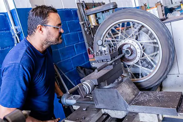 Máquina de torno e corte